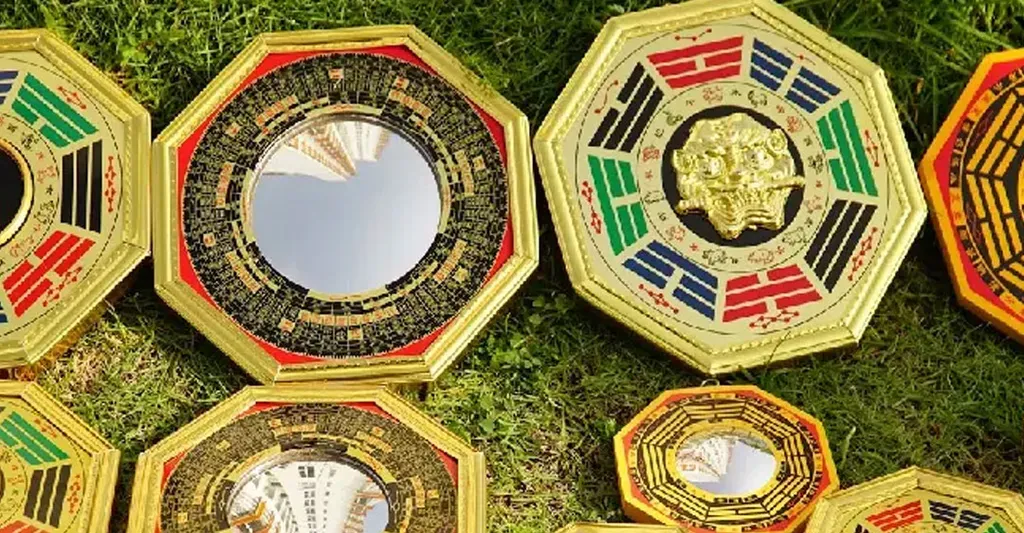 Quy trình khai quang bài bản bao gồm tẩy uế bằng rượu gừng và trì chú để kích hoạt sức mạnh linh thiêng của gương bát quái.