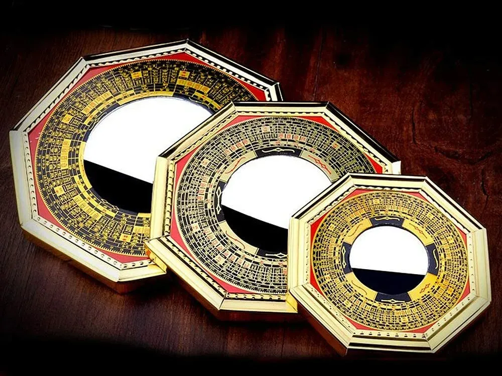 ☯️ Cách Treo Gương Bát Quái 2026 Chuẩn Phong Thủy Bát Trạch 34 Những chiếc gương bát quái bằng đồng hoặc hợp kim chất lượng cao có khả năng phản xạ sát khí và trấn trạch vượt trội, bền bỉ trước tác động thời tiết.