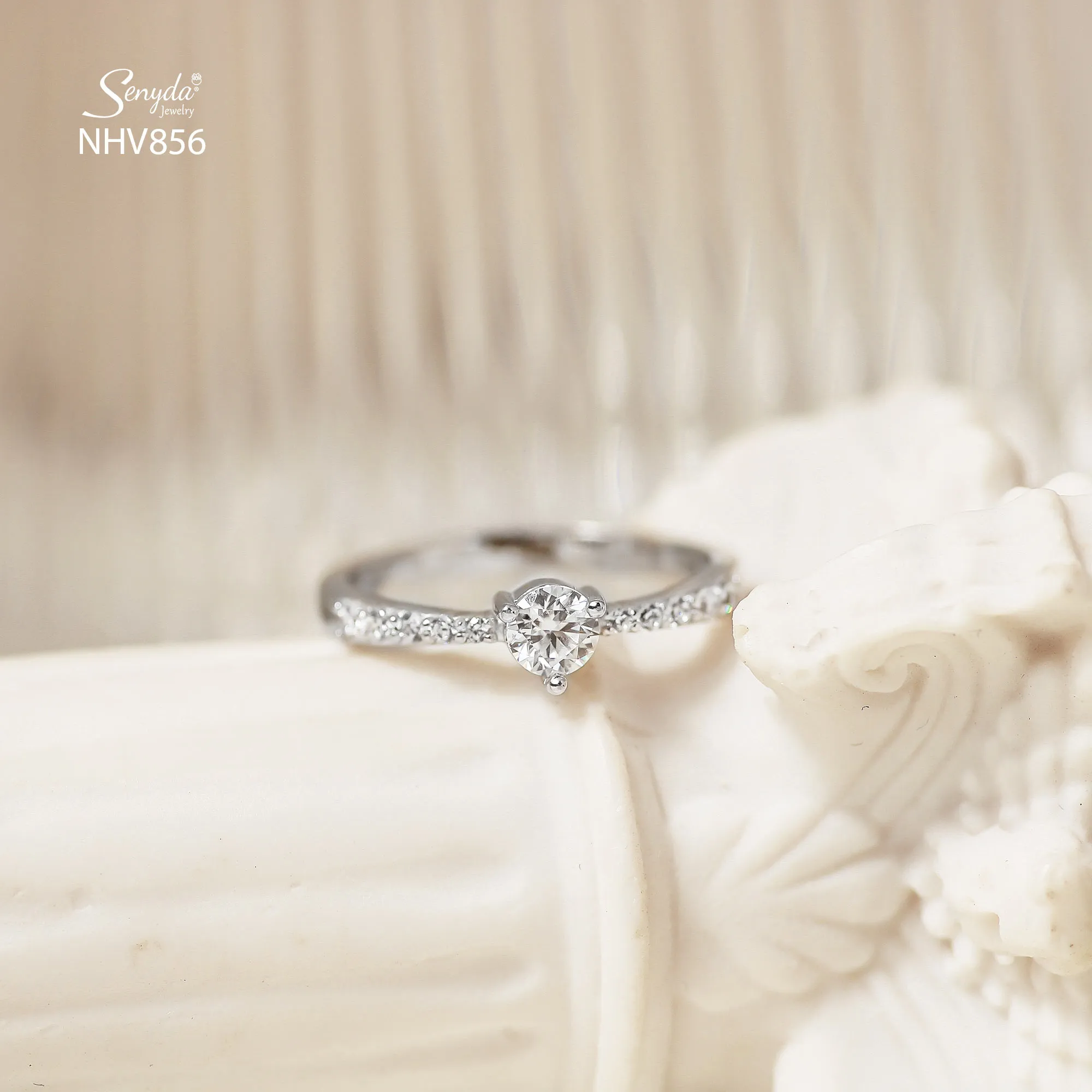 Chọn quà trang sức cho phụ nữ trung niên