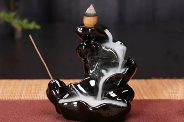 Thú chơi nghệ thuật: Đốt nụ trầm hương bằng thác khói