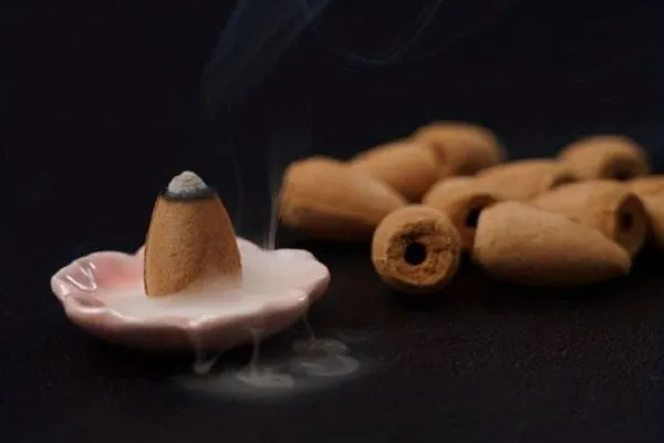 Đốt nụ trầm hương bằng đĩa gốm sứ sang trọng