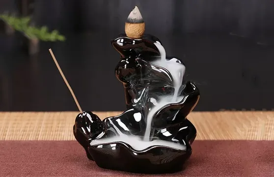 Thác khói trầm hương tạo hiệu ứng thẩm mỹ độc đáo cho không gian