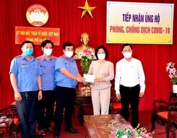 Đồng chí Nguyễn Văn Bung trao tặng quỹ phòng chống Covid-19