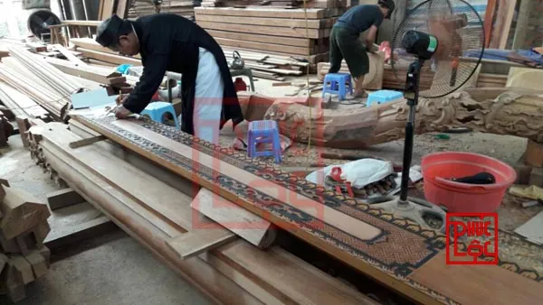 Thầy đồ đang thực hiện nghi thức viết chữ lên đòn dông nhà gỗ nhằm cầu mong sự trường tồn cho gia đình