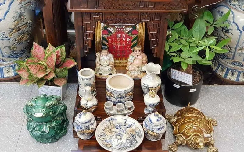 Vị Trí Thần Tài Thổ Địa Trên Bàn Thờ Chuẩn Phong Thủy 2026 16 Cách bài trí bàn thờ ông thần tài đúng phong thủy để đón tài lộc