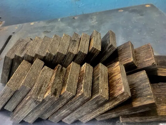 Phôi trầm sánh chìm nước sau khi được nén ép lại bằng keo