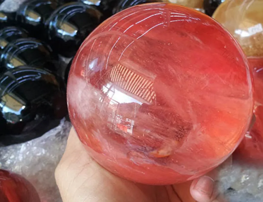 Quả cầu thủy tinh trong suốt nhưng chứa bọt khí hình tròn