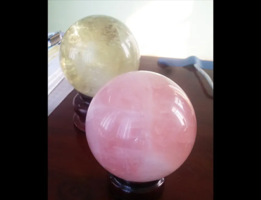 Cấu trúc vân mây độc bản trên nền đá thạch anh hồng