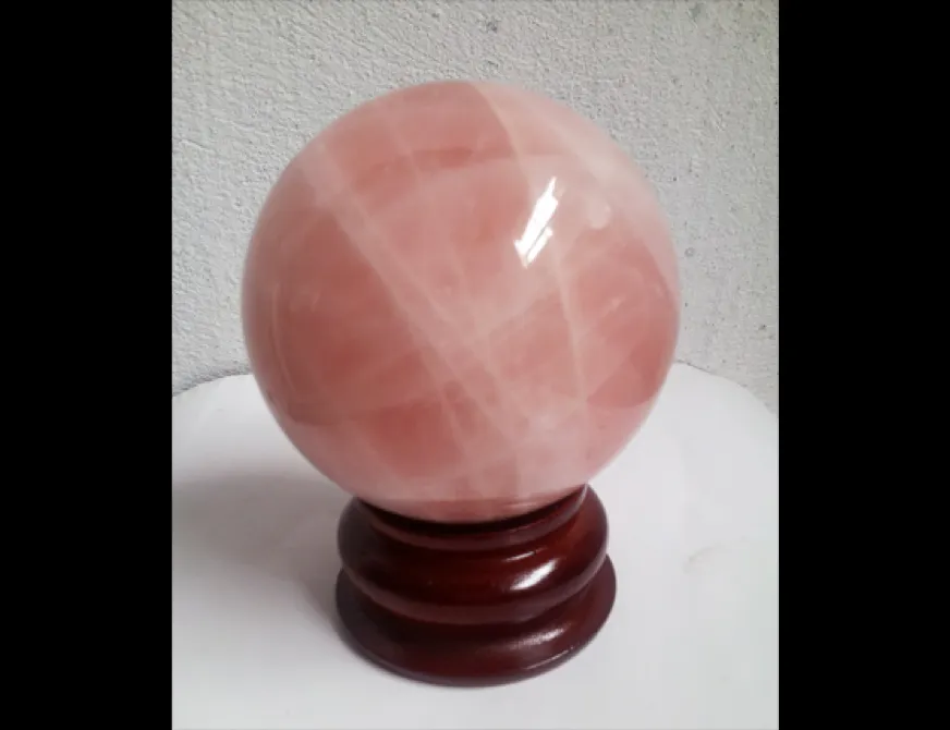 Sắc thái nhẹ nhàng của quả cầu đá thạch anh hồng tự nhiên