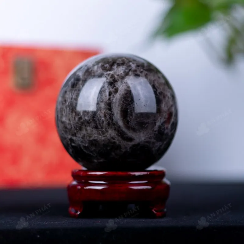 Viên đá thạch anh đen nguyên khối với bề mặt tự nhiên chưa mài