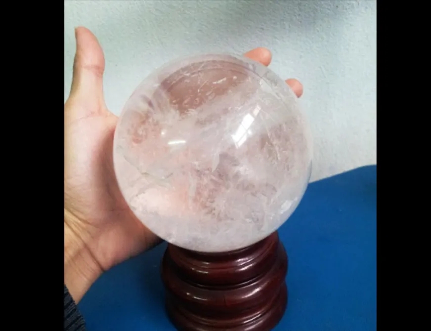 Cận cảnh quả cầu thạch anh trắng tự nhiên loại 1 tại NaBei