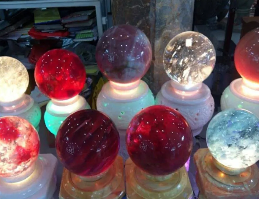 Dấu hiệu bọt khí đặc trưng bên trong các loại quả cầu thủy tinh nhân tạo