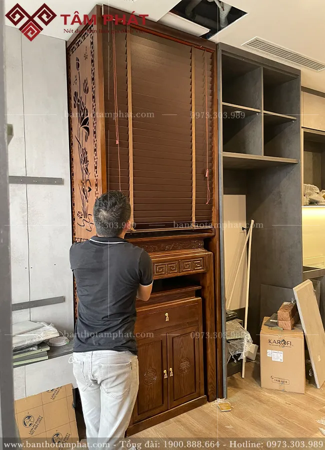 Rèm sáo gỗ che bàn thờ mang phòng cách hiện đại