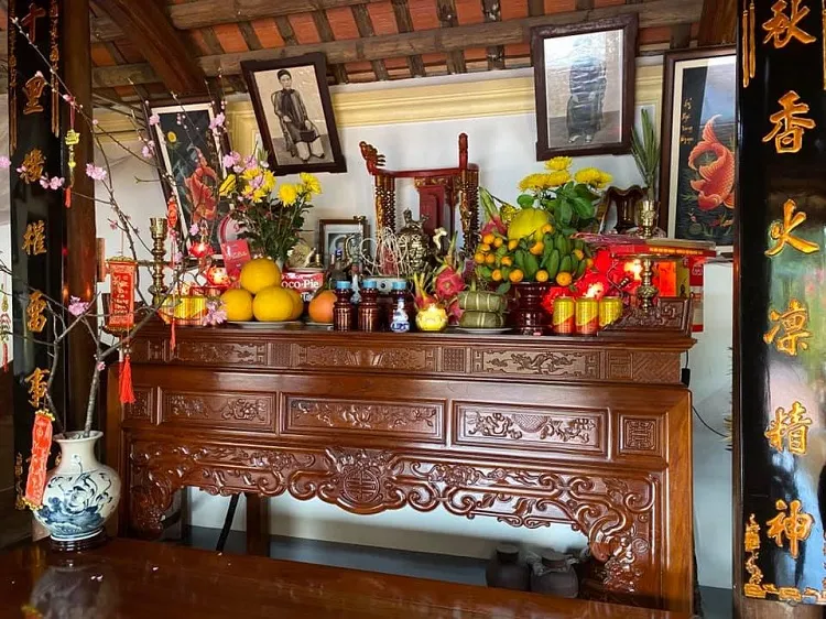 Sắp xếp bình hoa trên bàn thờ gia tiên