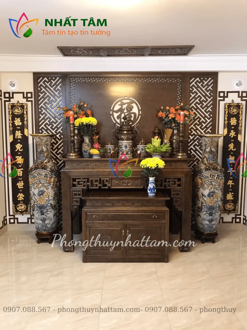 Mâm xôi gấc ép khuôn hình hoa mai đẹp mắt bày trên đĩa sứ trắng