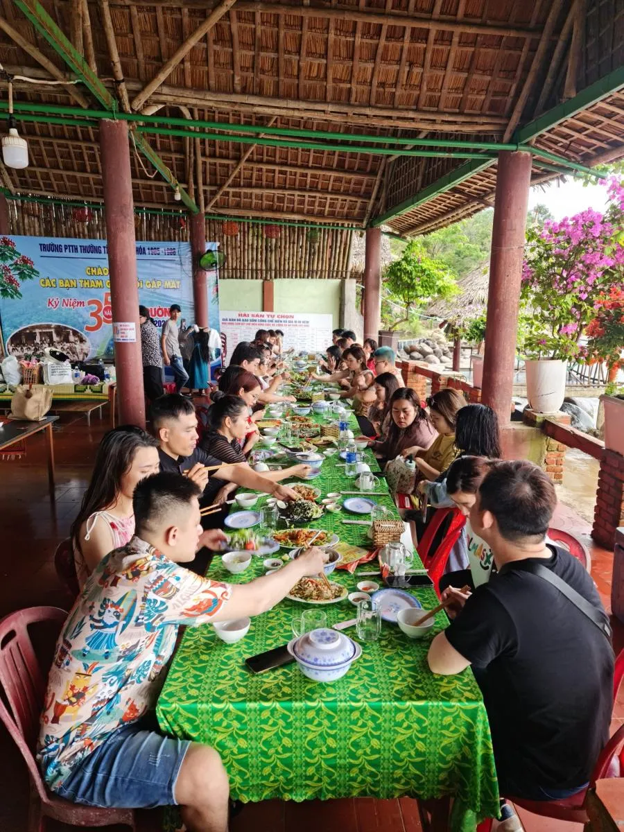 Kinh Nghiệm Lặn Ngắm San Hô Sơn Trà 2026: Lịch Trình & Lưu Ý 18 Trải nghiệm cano cao tốc trong tour lặn ngắm san hô Sơn Trà Đà Nẵng