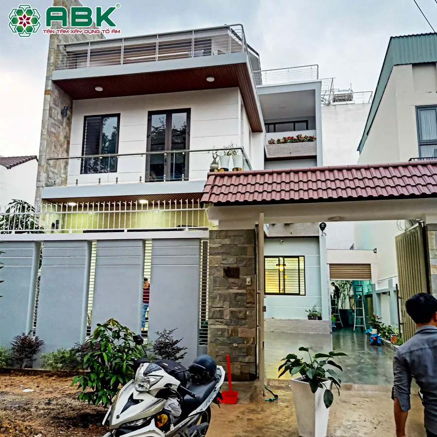 Thiết kế cổng hợp mệnh Hỏa với màu đỏ và hình nhọn