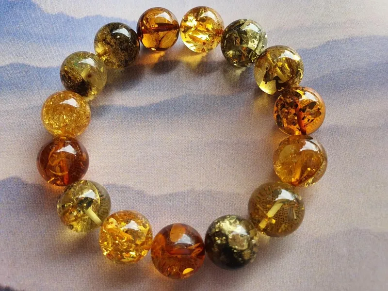 Vòng hổ phách đầy đủ sắc màu phong thủy