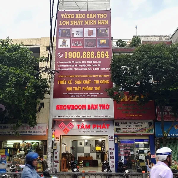 Nhân viên tư vấn chọn mua bàn thờ treo tường gỗ hương cho khách hàng tại TPHCM