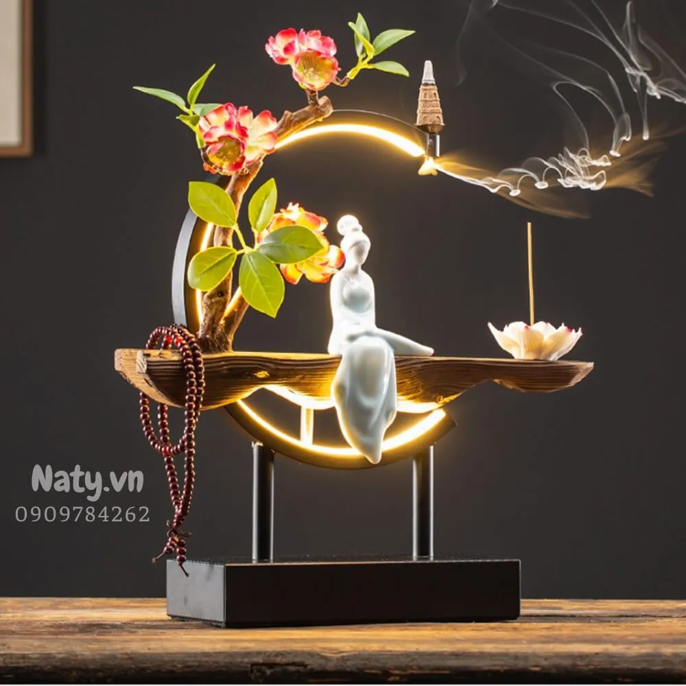 Làn khói lượn lờ, bồng bềnh như đưa người thưởng trầm lạc vào một không gian huyền ảo đầy chất thơ và bình yên