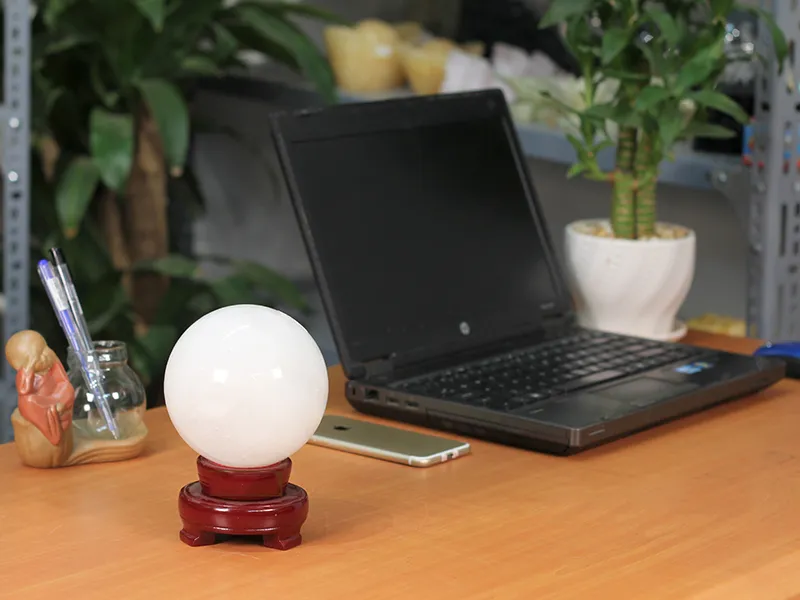 Thạch anh trắng trên bàn máy tính