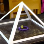 Trì Chú là một cách để nạp năng lượng cho Vòng Đá tự nhiên