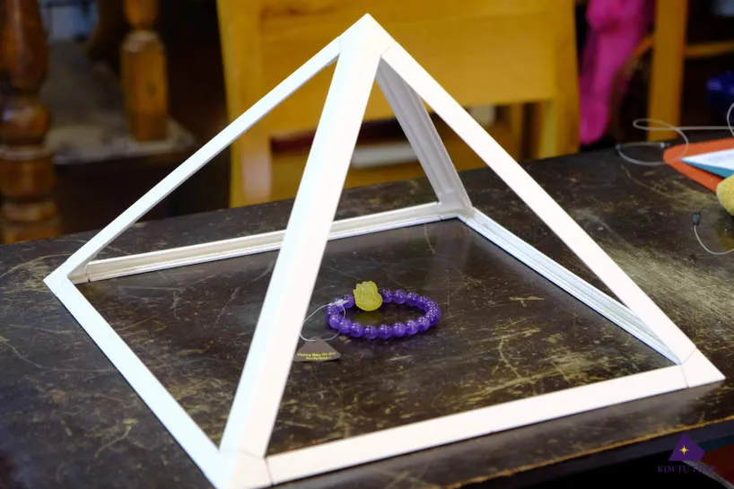 Trì Chú là một cách để nạp năng lượng cho Vòng Đá tự nhiên