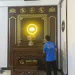 Thiết kế phòng thờ gỗ sồi hai tầng hiện đại với vách ngăn CNC tinh tế