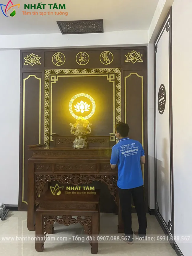 Thiết kế phòng thờ gỗ sồi hai tầng hiện đại với vách ngăn CNC tinh tế