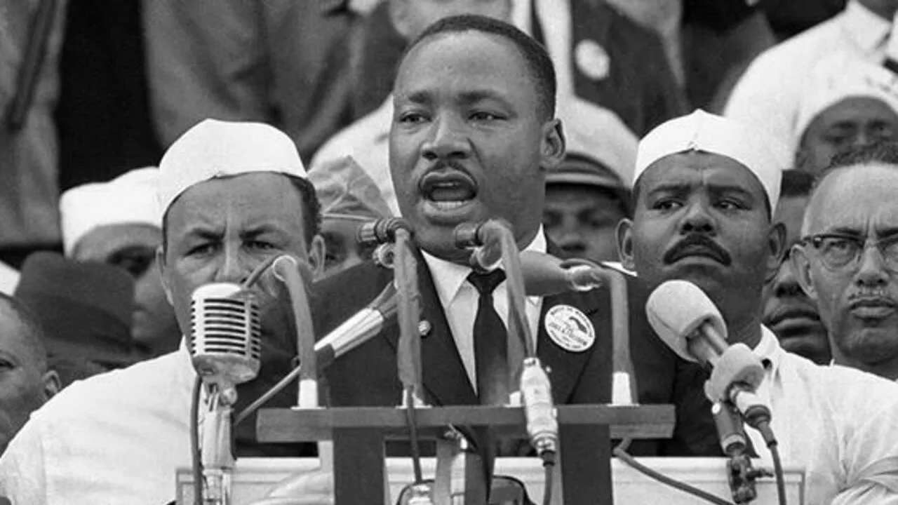 Tôi Có Một Giấc Mơ: Tầm Nhìn Vĩ Đại Và Năng Lượng Chuyển Hóa 2 Mục sư Martin Luther King Jr. đọc diễn văn Tôi có một giấc mơ