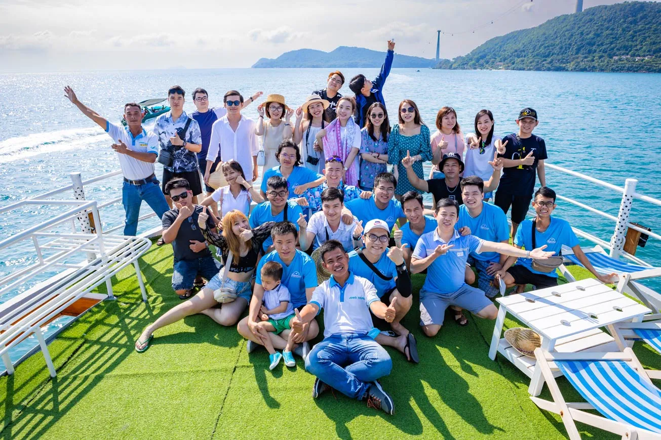 Nhóm du khách hào hứng chuẩn bị cho hành trình khám phá các đảo hoang sơ