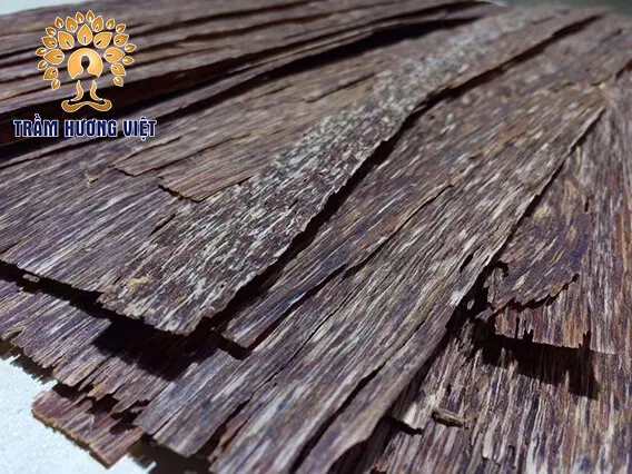 Trầm sánh sau khi đã làm sạch 2 mặt thì chỉ còn mỏng dánh như tờ giấy