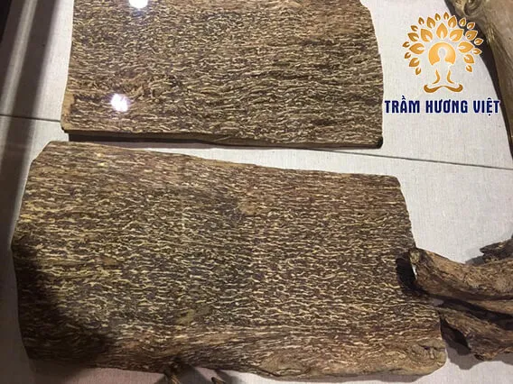 Miếng trầm sánh tự nhiên, trầm ăn kiểu gợn sóng nhấp nhô.