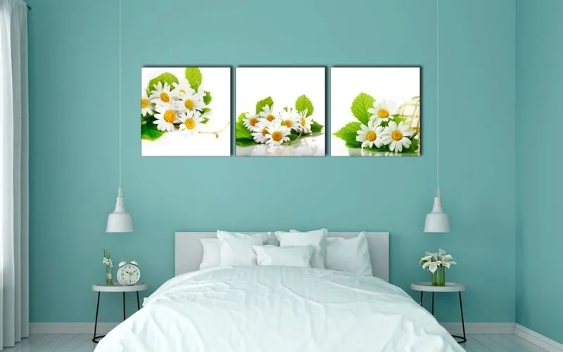 Tranh hoa cỏ giúp căn phòng ngủ ấm áp và sang trọng
