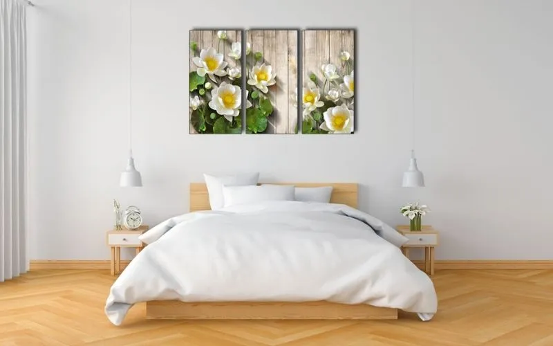 Tranh treo tạo điểm nhấn nổi bật trong căn phòng