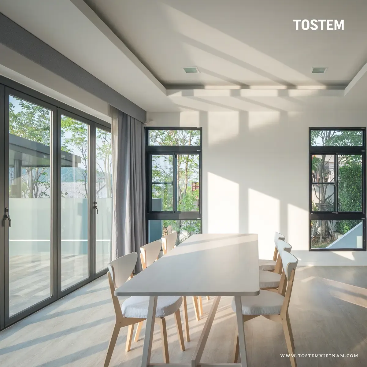 Việc bố trí cửa và hướng gió cần tránh gió lạnh mùa đông thổi trực diện vào không gian sống