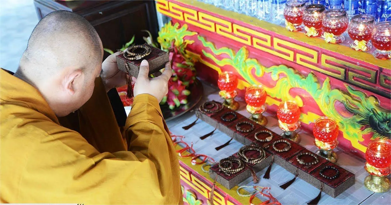 Thực hiện cách trì chú vòng trầm hương tại gia trang nghiêm