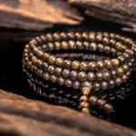 Cách đeo chuỗi vòng trầm hương đơn giản