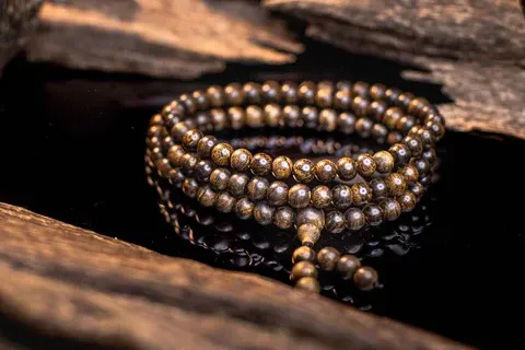 Cách đeo chuỗi vòng trầm hương đơn giản