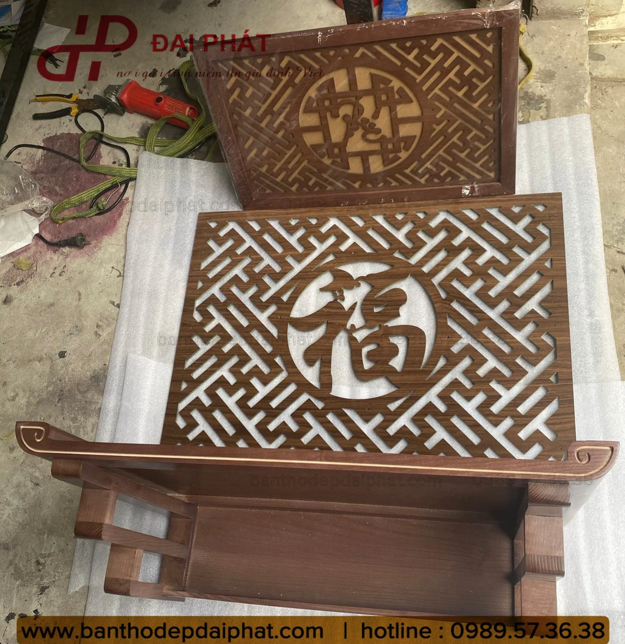 bàn thờ thổ công màu óc chó