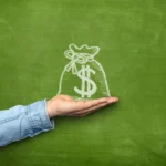 Phong thủy tài lộc tuổi Sửu năm 2026 với biểu tượng đồng tiền và ngũ hành