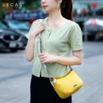 Alt: Túi đeo chéo PONY EM màu vàng sang trọng cho người mệnh Kim