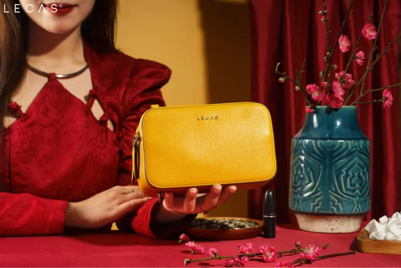 Alt: Túi CAMIL với khóa kim loại bền bỉ cho người mệnh Kim 2026