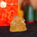 Tượng Phật Di Lặc được tạc từ đá thạch anh vàng tự nhiên với từng đường nét chạm trổ tinh xảo