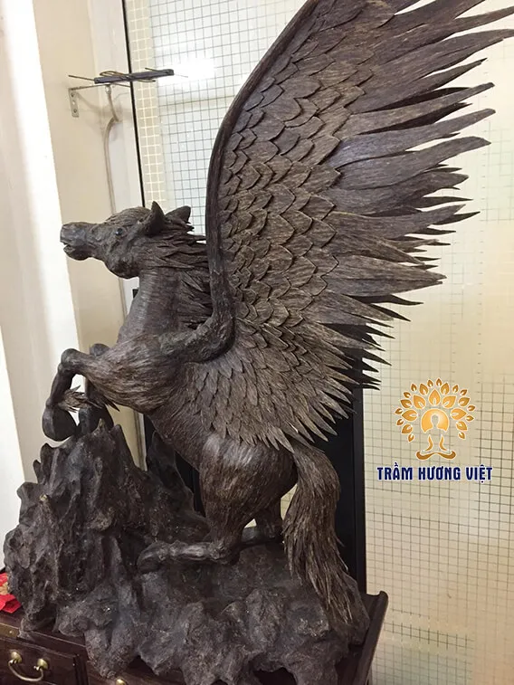 Tượng trầm hương làm từ sánh trầm thường đen và đẹp.