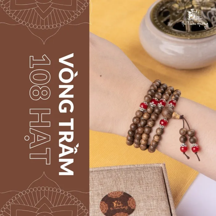 Mẫu vòng tay trầm hương kết hợp charm vàng thủ công tại NaBei