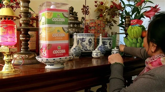 Bàn thờ gia tiên ấm cúng ngày rằm hàng tháng năm 2026