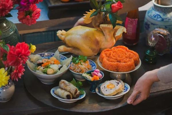 Mâm cỗ gia tiên ấm cúng thể hiện đạo lý uống nước nhớ nguồn