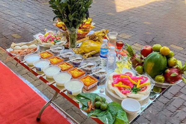 Mâm cúng chúng sinh ngoài sân giúp hóa giải vận hạn