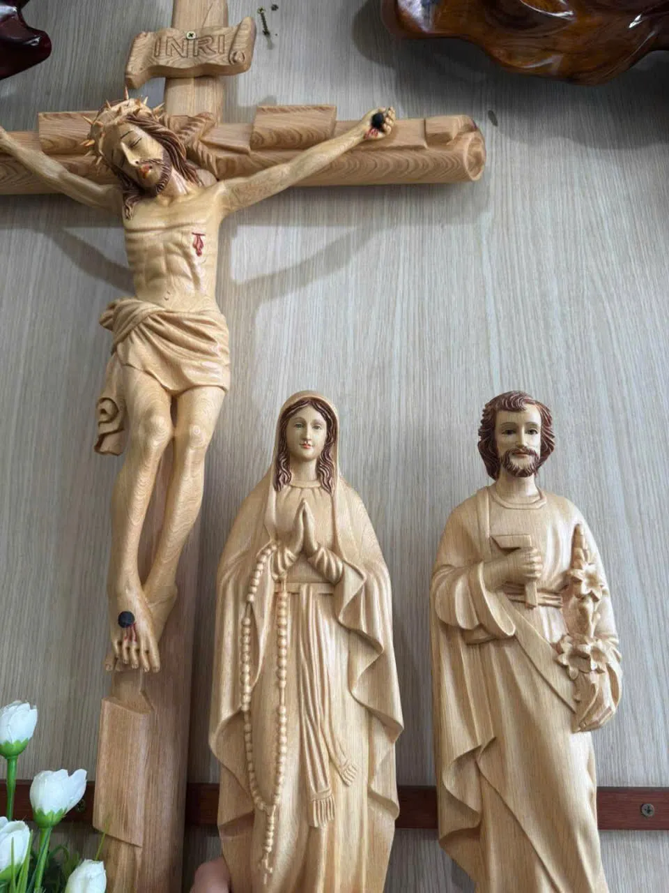 Vẻ đẹp của tượng gỗ Công giáo trên bàn thờ